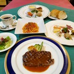 メインは、甘鯛のポワレ・子羊の香草焼き・牛ヒレ肉のグリル・国産サーロインステーキの中から選べます