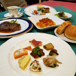 お誕生日や記念日にちょっとリッチにゆったりとフルコースを！デザートにメッセージをお入れします。