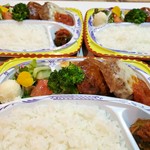 当店人気のハンバーグを、ハンバーグステーキデミソースとチーズハンバーグトマトソースの２種類が味わえるお弁当です。