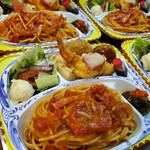 当店人気のハンバーグ、平目のカニクリームコロッケ詰めやエビフライに、スパゲティーアマトリチャーナまで入ったお弁当です。（ボロネーゼにも代えられます）
