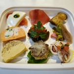 一口サイズの手作りの品が、彩り鮮やかに9品入った前菜盛り合わせ