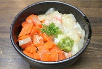 海鮮ユッケ鯛(たい)とサーモンの紅白ご縁丼