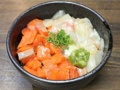 海鮮ユッケ鯛(たい)とサーモンの紅白ご縁丼