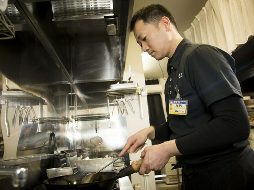 マスター手製の美味しいお料理でおもてなし。