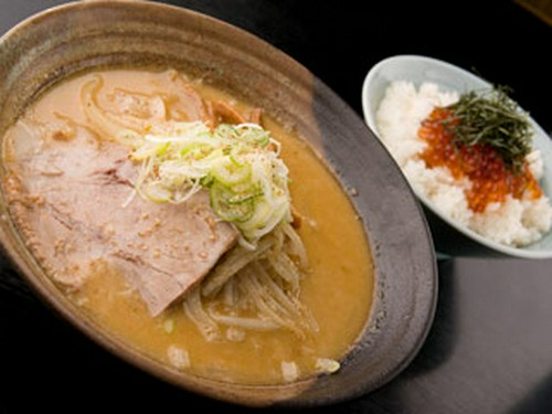 ランチ時にはラーメン500円＋ミニいくら丼300円等のチョイスも可