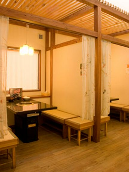 木を基調とした温もりのある内装