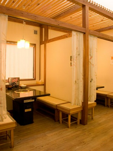 木を基調とした温もりのある内装