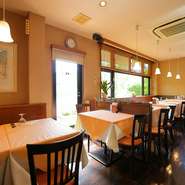 美しいテーブルセッティングとマダムが飾る一輪挿しが、心地良い空間を演出しています。ランチを楽しみながら、思う存分おしゃべりに花を咲かせてください。細やかな気配りに身を委ね、優雅な時間を過ごせます。