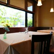 子どもを連れても気軽に利用できるような配慮が行き届いており、家族全員でゆっくり食事を楽しみたい日にぴったり。おいしい料理とともに、心穏やかな時間を過ごしませんか？