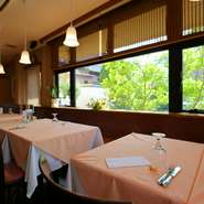 日々忘れがちな美しさを感じさせてくれるのは、テーブル上に生けられた可愛らしい花。優しさ溢れる料理に舌鼓を打つ人たちが、ゆったりと落ち着いた大人の時間を過ごします。