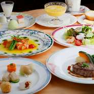 まずは季節の前菜から始まり、新鮮な素材を巧みに活かした一皿一皿が運ばれます。メインディッシュには、シェフ自慢の特選肉や魚介類を使用。最後に華やかなスイーツが登場し、食事の余韻を優雅に締めくくります。