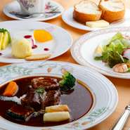 『ランチコース』は、全部で6種類あります。その中のメイン料理の一つ、『料理長自慢のビーフシチュー』は大人気の一品。1週間かけたフォンド・ヴォーに、4時間煮込んだナーベル肉（牛バラ肉）を合わせた絶品です。