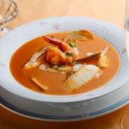 新鮮なトマトも加えて3時間じっくり煮込むことで、ワタリガニの深いコクと風味が引き出されています。後から蛤などの魚介を加えることで、魚のさっぱりとした味わいも融合。魚介のエッセンスを存分に楽しめます。