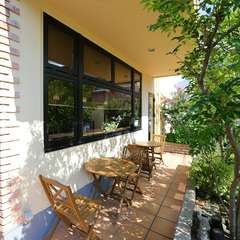 椅子とテーブルを配置