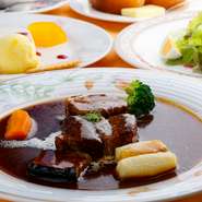 1週間かけたフォンド・ヴォーに、4時間煮込んだナーベル肉（牛バラ肉）を合わせた絶品。お肉は、口の中でとろけていきます。『ランチコース』のメイン料理に選ばれる方も多い、人気メニューの一つです。