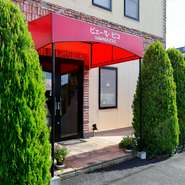 温かく落ち着きのある店内で、本格的なフランス料理を堪能できます。新鮮な食材を使ったメニューは、単品もコースもおいしいと評判。リーズナブルな価格で提供しています。