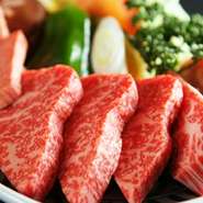 厳選和牛を贅沢にコースで楽しめます。いろんな種類の部位を5000円で堪能できます。飲み放題メニューもあり◎2階席に、36名様まで入れるお座敷席がありますので、団体様のご宴会にも対応できます。