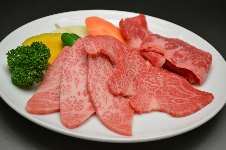 料理人が厳選した和牛を1枚1枚丁寧に切りさばいております。