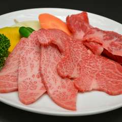 料理人が厳選した和牛を1枚1枚丁寧に切りさばいております。