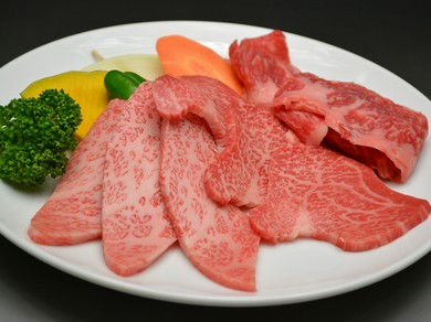 料理人が厳選した和牛を1枚1枚丁寧に切りさばいております。