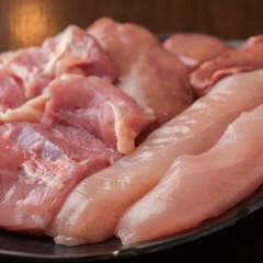鶏肉は味にこだわって選んだ岐阜の名産・美濃赤鶏を使用