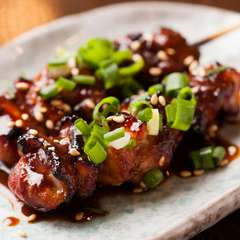 赤鶏のもも肉と特製味噌を合わせた『味噌とりみ』は酒肴にどうぞ