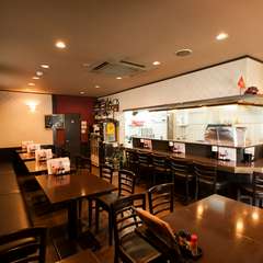 カウンターは10席、テーブル席は22席。30人の宴会もOK