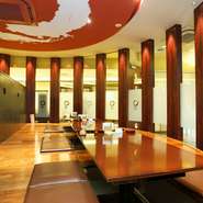 和の趣あふれる店内は居心地のよい空間。やさしい明かりにつつまれて、贅沢な気分で食事を楽しめます。接待の場面で利用できるような落ち着いた席が用意されているのも魅力。さまざまなシーンで訪れたい一軒です。