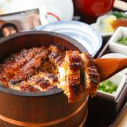 一度目はそのまま、二度目は薬味で、三度目はお茶漬けで。最後まで満喫してもらいたいと、お出汁はあつあつのものを提供。お客様には、お茶漬けのタイミングでの声掛けを必ずお願いしているという徹底ぶりです。