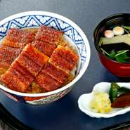 鰻の量：4切れ
ごはんの量：300g

・吸物を肝吸か味噌汁に変更して：4,800円
・季節のミニサラダとセットで：5,050円