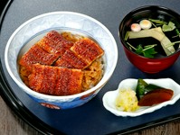 鰻の量：3切れ
ごはんの量：200g

・吸物を肝吸か味噌汁に変更して：3,600円
・季節のミニサラダとセットで：3,850円