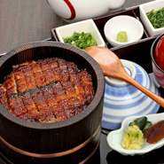 お櫃にぎっしりとつまった鰻と歴史あるたまり醤油をベースにしたこだわりの秘伝のたれを堪能！お出汁との相性も抜群です。

