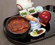 鰻の量：約1.5匹
ごはんの量：450g

・吸物を肝吸か味噌汁に変更して：7,800円
・季節のミニサラダとセットで：8,050円
