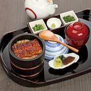 鰻の量：約1/2匹
ごはんの量：200g

・吸物を肝吸か味噌汁に変更して：3,500円
・季節のミニサラダとセットで：3,750円
