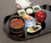 鰻の量：約1/2匹
ごはんの量：200g

・吸物を肝吸か味噌汁に変更して：3,500円
・季節のミニサラダとセットで：3,750円
