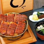 たっぷり鰻6切れ。約180年の歴史あるたまり醤油をベースにしたこだわりのタレでお楽しみください。
