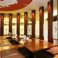 座敷席の店内は、広々とした空間。みなさんでワイワイと楽しんでいただけます。友人同士での食事はもちろん、旅行やデート、家族のお祝い、または会社での宴会など、さまざまなシーンでご利用ください。