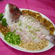 大雅特製
活鮮鯛魚（タイ）料理の一例です。
お祝いの席の一品としてどうぞ。
