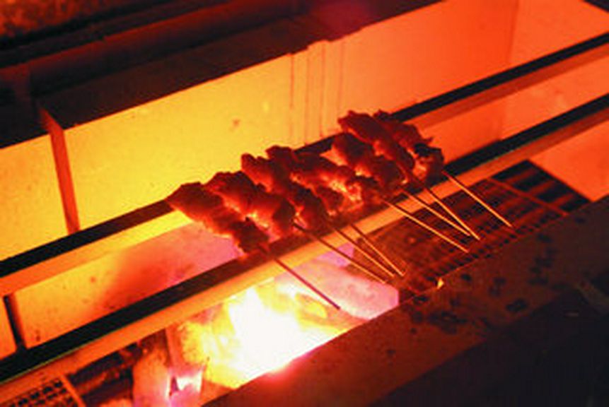 炭火で焼いています