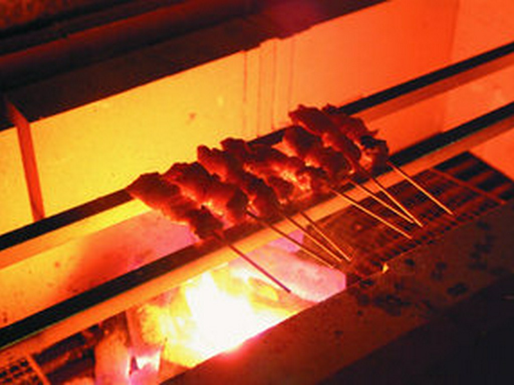 炭火で焼いています