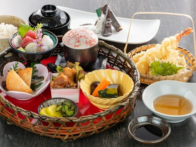 ランチ　かご盛り膳　1980円