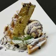 サクサクワッフルのチョコバニラ添え