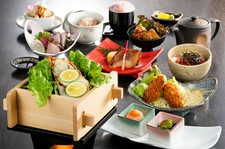 結コースに、活伊勢エビのセイロ蒸し・デザートが付いた豪華なコースです