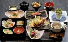 伊勢エビのタルタル焼き・デザートが付いた豪華なコースです（伊勢エビはお造りに変更可能です）