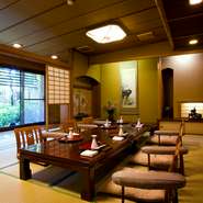 全9室の歴史を刻む日本間はすべてプライベート空間、他の御客様に気遣うことなくご商談、ご会食頂けます。
日本の四季を楽しむ本格会席料理は全コース月替わり、御客様のご要望でお献立を調製申し上げます。