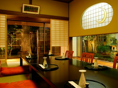 店舗内の客席はグループごとの完全個室となります。