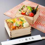 ※　熊野の職人が造る美しい組子仕上げの木製２段弁当箱【2,600円】は霞月楼の板前が丁寧にお料理を装い料亭の味を彩り豊にお届け致します。
おもてなしの御席・ご会合・勉強会等にご活用ください。