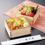 ※　熊野の職人が造る美しい組子仕上げの木製２段弁当箱【2,600円】は霞月楼の板前が丁寧にお料理を装い料亭の味を彩り豊にお届け致します。
おもてなしの御席・ご会合・勉強会等にご活用ください。