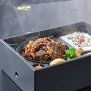 ☆A5ランクの飯村牛のすき焼き弁当☆
土浦産A5ランク黒毛和種「飯村牛」のすき焼きを、発熱容器でいつでも暖かくお召し上がり頂けます。【3,000円】