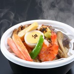 ☆料亭の釜飯弁当☆　味噌汁付き
ずわい蟹や牡蠣・車海老など贅沢食材が満足な釜飯弁当、発熱容器でいつでも暖かくお召し上がり頂けます。【2,600円】